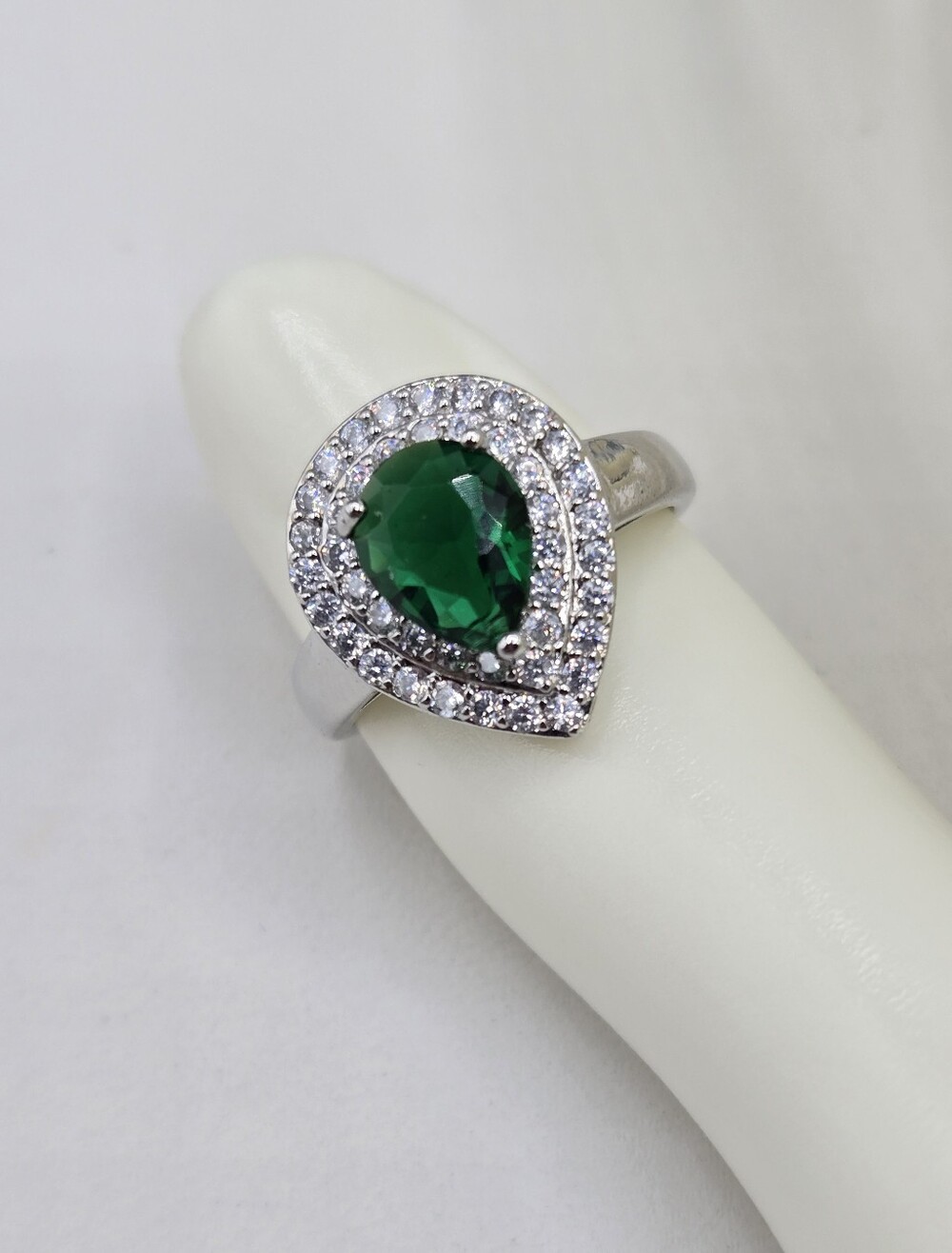 Swarovski Crystal Elements Silver Teardrop Ring Emerald Green Size 7.5 Halo